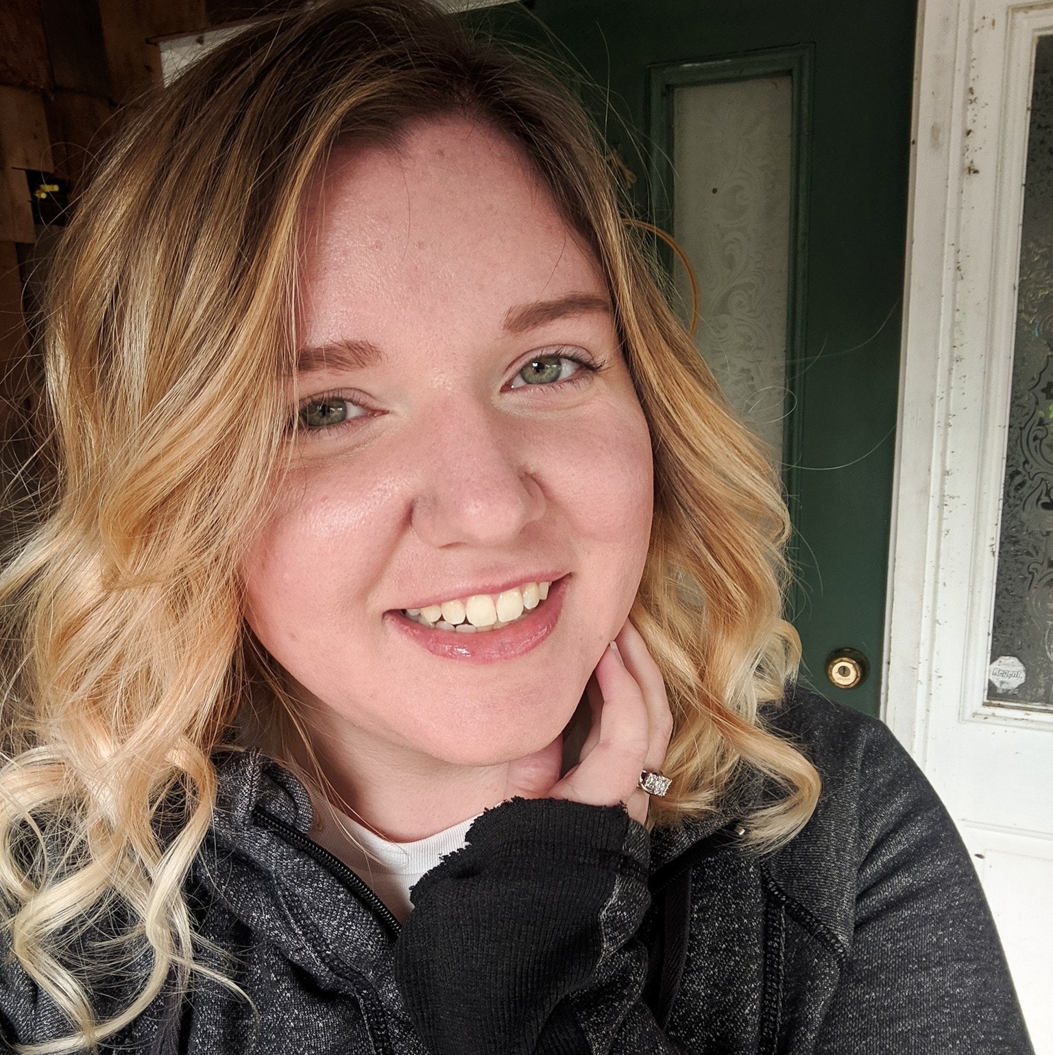 testimonial image of a young woman smiling